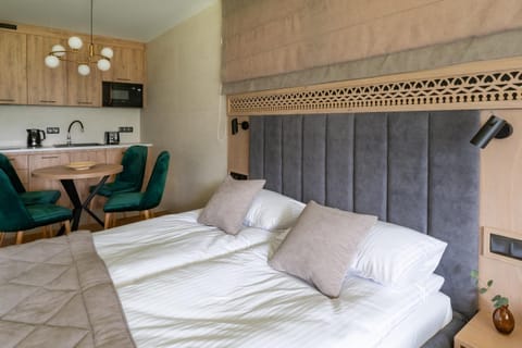 Bed, Kitchen or kitchenette, Living room, Photo of the whole room, Seating area, Dining area, Bedroom