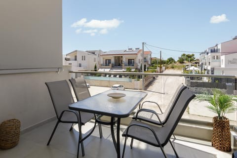 Property building, Day, Balcony/Terrace, Seating area, Dining area