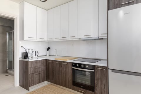 Coffee/tea facilities, Kitchen or kitchenette, stove