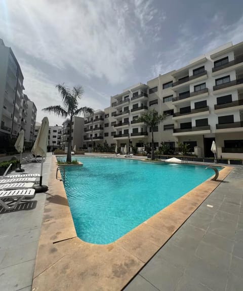 Swimming pool, sunbed
