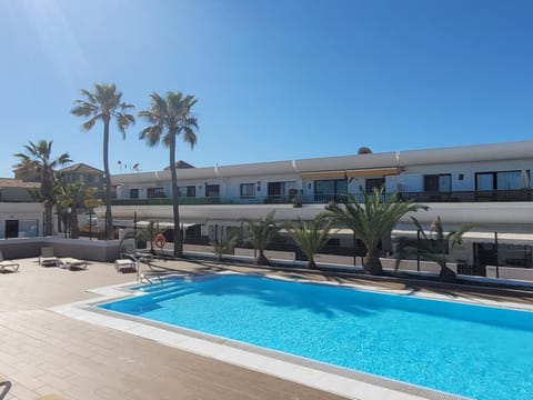 Property building, Day, Pool view, Swimming pool, sunbed