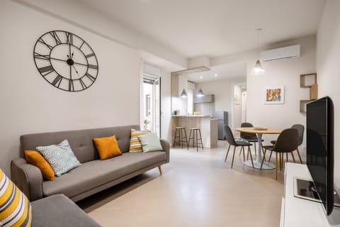 TV and multimedia, Kitchen or kitchenette, Living room, Seating area, Dining area