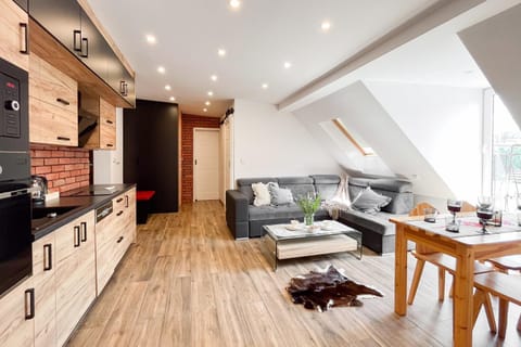 TV and multimedia, Coffee/tea facilities, Kitchen or kitchenette, Living room, Seating area, Dining area