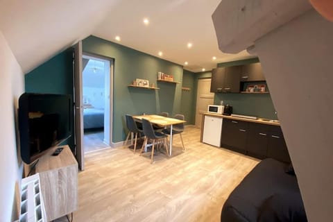 Kitchen or kitchenette, Dining area, stove