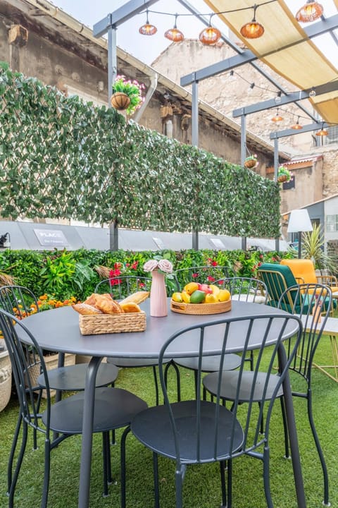 Property building, Patio, Restaurant/places to eat, Spring, Day, Garden, Garden view