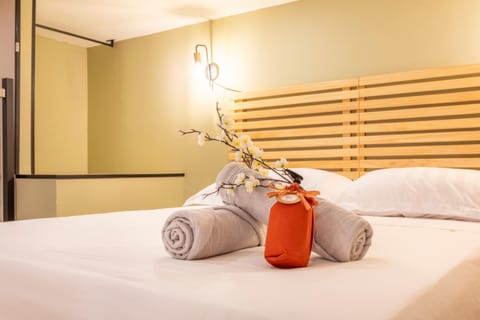 Bed, Photo of the whole room, Bedroom, towels