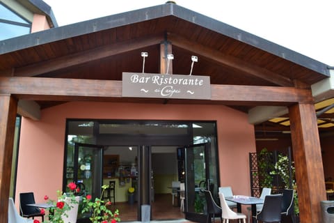Restaurant/places to eat, Lounge or bar