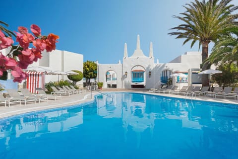Property building, Day, Swimming pool