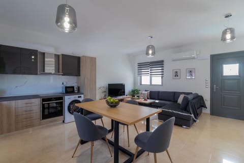 TV and multimedia, Kitchen or kitchenette, Living room, Seating area, Dining area, oven, stove