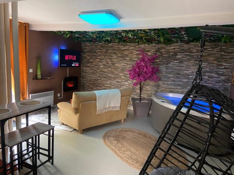 Communal lounge/ TV room, TV and multimedia, Living room, Dining area