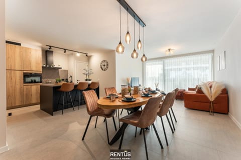 Kitchen or kitchenette, Living room, Seating area, Dining area