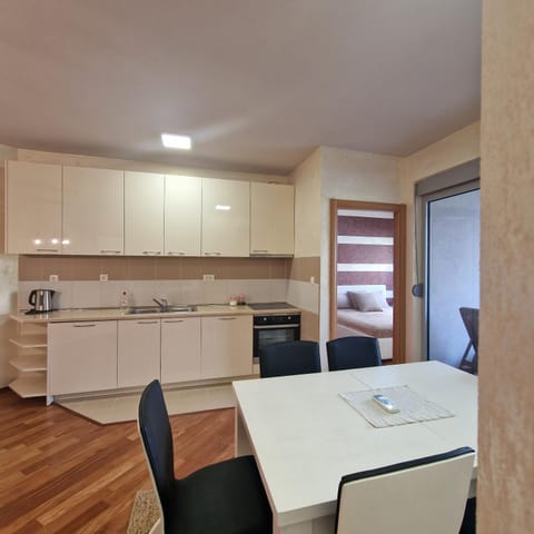 Kitchen or kitchenette, Dining area, stove