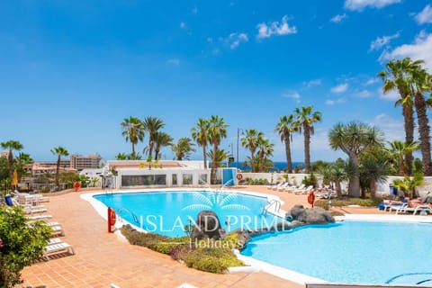 Swimming pool, sunbed