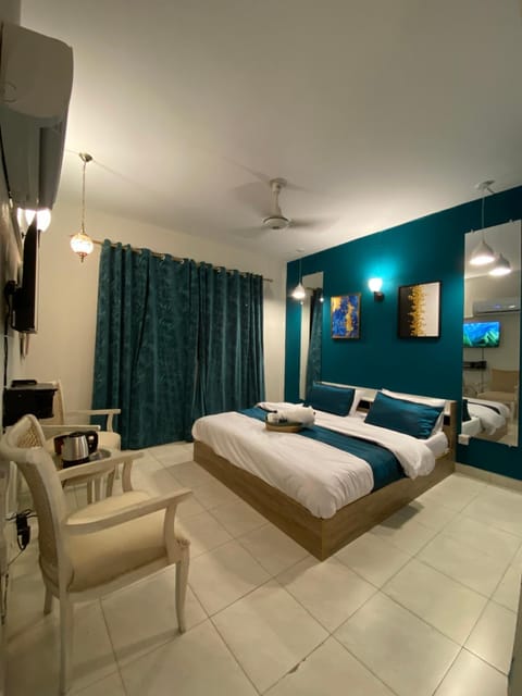 Photo of the whole room, Bedroom