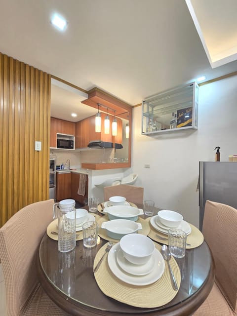Dining area, minibar