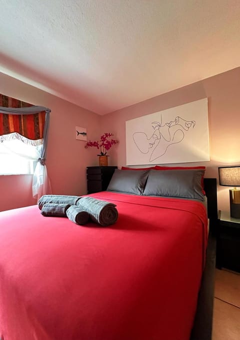 Bed, Photo of the whole room, Bedroom, towels