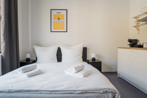 Bed, Kitchen or kitchenette, Bedroom