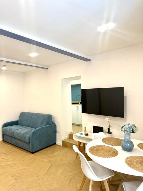 Communal lounge/ TV room, TV and multimedia, Living room, Seating area, Evening entertainment