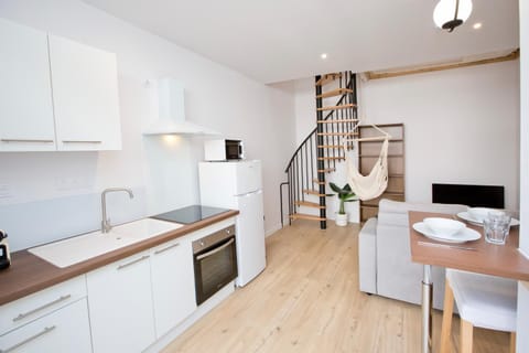 Kitchen or kitchenette, Living room, Dining area, oven, stove