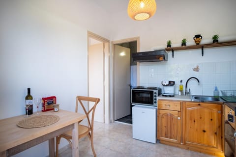 Coffee/tea facilities, Kitchen or kitchenette, Dining area, oven, stove