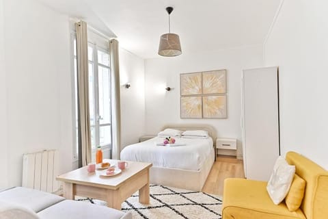 Bed, Photo of the whole room, Seating area