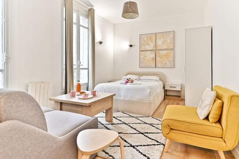 Bed, Photo of the whole room, Seating area