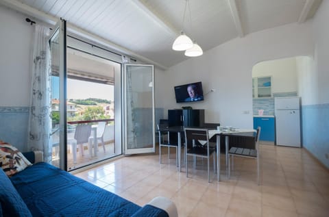 Kitchen or kitchenette, Living room, Seating area, kitchen