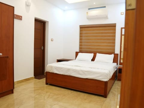 Bed, Photo of the whole room, Bedroom, wardrobe, air conditioner