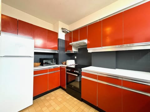 Kitchen or kitchenette, oven