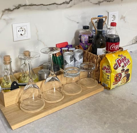 Restaurant/places to eat, Coffee/tea facilities, Food and drinks