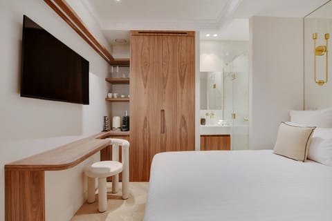 Bed, TV and multimedia, Kitchen or kitchenette, Photo of the whole room, Bedroom, wardrobe