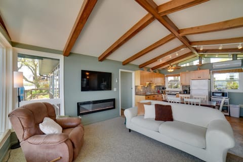 Dreamy Lake Poinsett Cabin with Deck, Dock and Views! Cabin in South Dakota