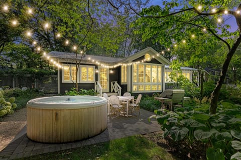 Leo Cottage by Juniper Holiday + Home House in Chikaming Township