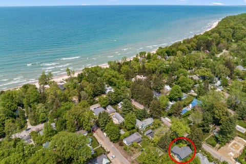 Nan's Escape by Juniper Holiday + Home House in Chikaming Township