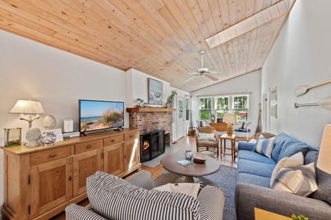 Nan's Escape by Juniper Holiday + Home House in Chikaming Township