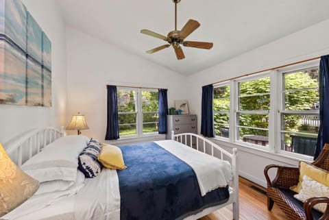 Nan's Escape by Juniper Holiday + Home House in Chikaming Township