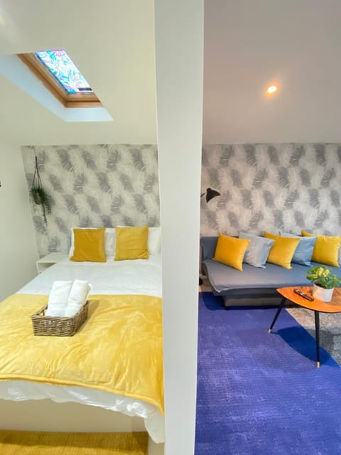 Bed, Living room, Photo of the whole room, Seating area, Bedroom