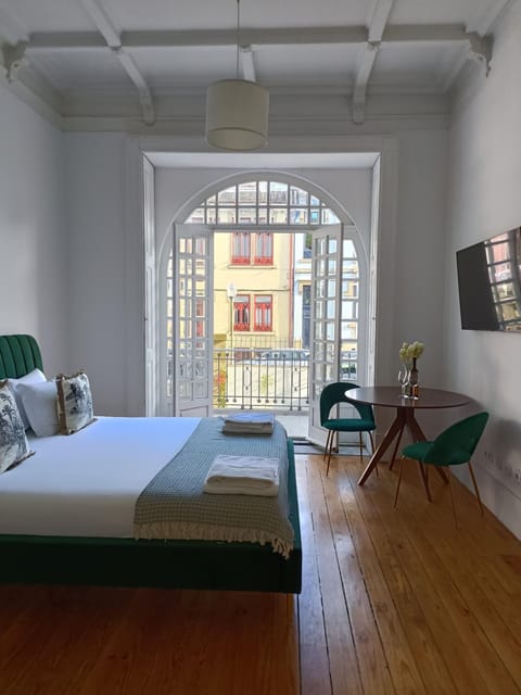 Bed, Garden, TV and multimedia, View (from property/room), Decorative detail, Dining area, Bedroom, Garden view, Street view, Quiet street view