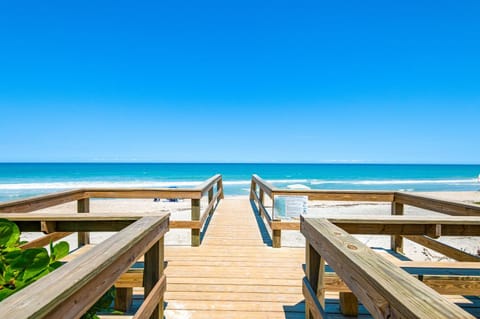 Pelican Beach Retreat! Family Home on Space Coast House in Indian Harbour Beach