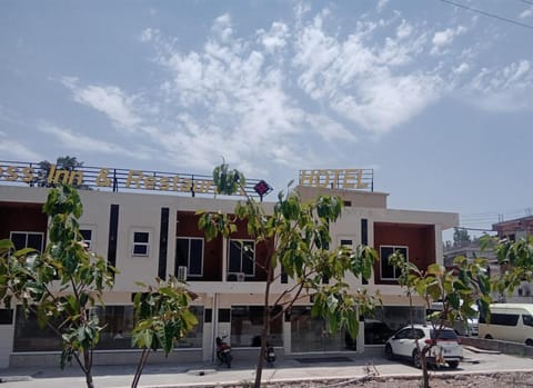 Property building, Day, Neighbourhood, Street view, Location, Parking