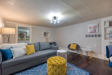 #StayinMyDistrict Heritage House Pet Friendly Apartment Apartment in Coos Bay