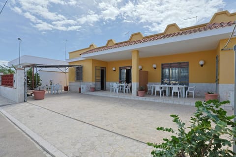 Property building, Patio, Day, Garden