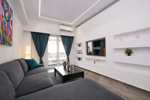 TV and multimedia, Living room, Seating area, Evening entertainment