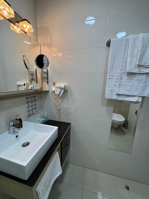 Shower, Toilet, towels