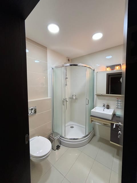 Shower, Toilet, Bathroom, towels