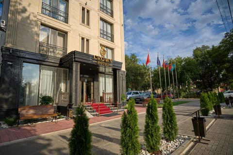 Property building, Facade/entrance, Day, Natural landscape, Location, Parking