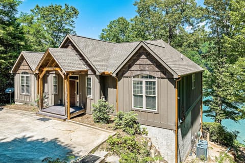 Water's Edge Holmstead House in Lake Lure