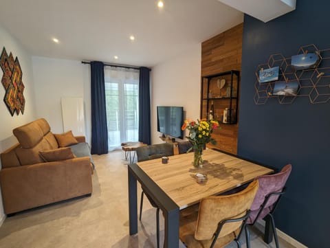 Living room, Dining area