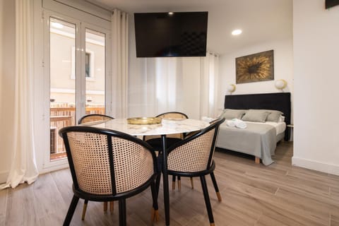 Bed, TV and multimedia, Photo of the whole room, Dining area, Bedroom