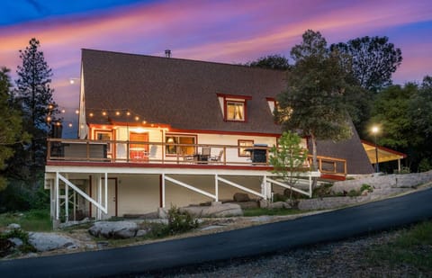 Quail Haven- A-frame cabin with hot tub, views, and more Cabin in Oakhurst